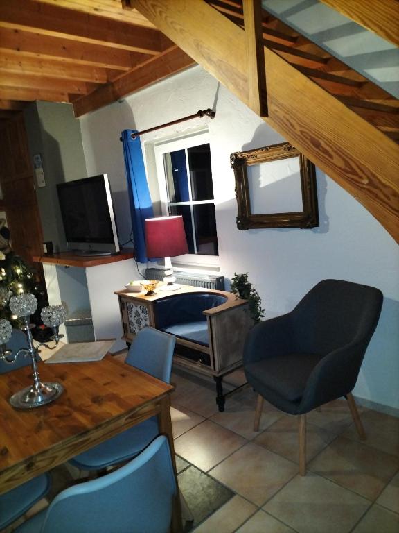 TV a/nebo společenská místnost v ubytování Gîte du Cheval Blanc à Houmont