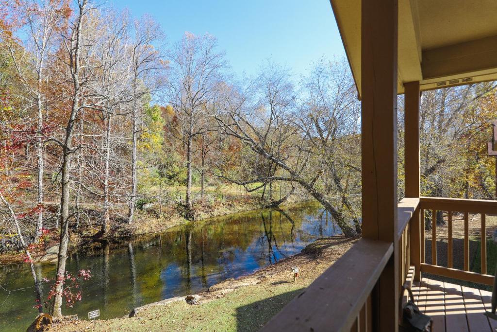 uitzicht op een rivier vanaf de veranda van een huis bij The Bears Den in Helen