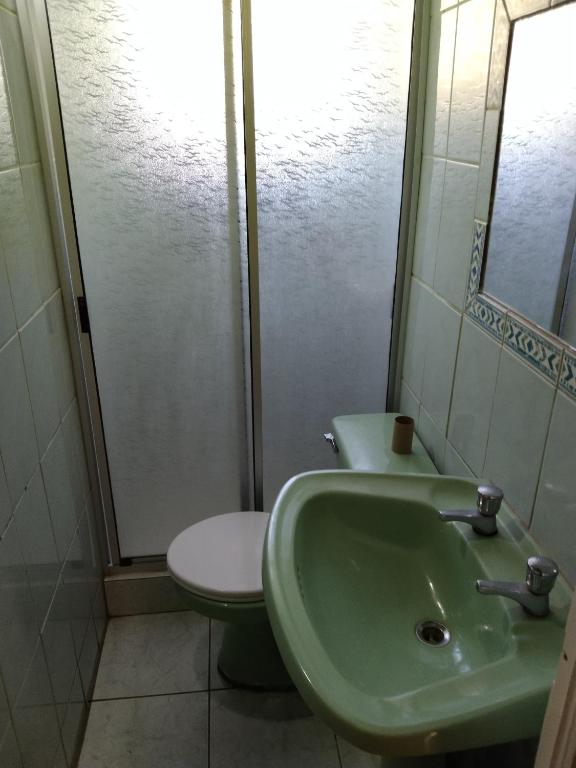 Koupelna v ubytování Habitaciones y Apartamentos el Caleuche El Tabo