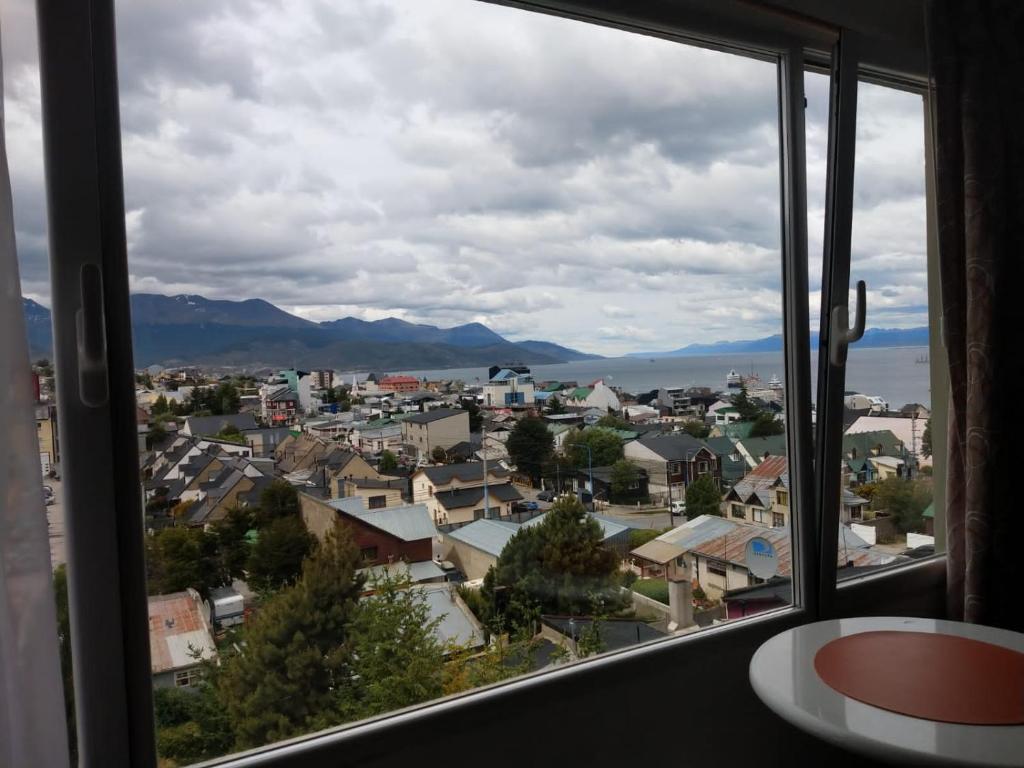 uma vista da cidade a partir de uma janela em Vista Ushuaia em Ushuaia