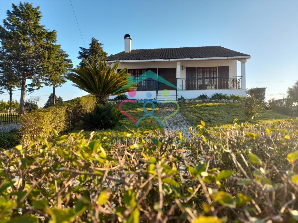 une maison avec un jardin en face dans l'établissement Mary's House, à Cantanhede