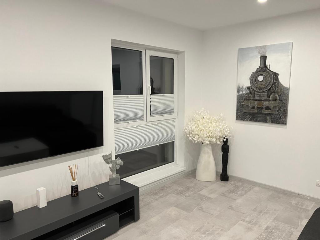 TV/trung tâm giải trí tại Amazing 2-Room Penthouse Cityview W13