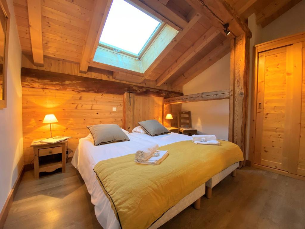 Ένα ή περισσότερα κρεβάτια σε δωμάτιο στο Chalet in Morzine sleeping 12 with sauna