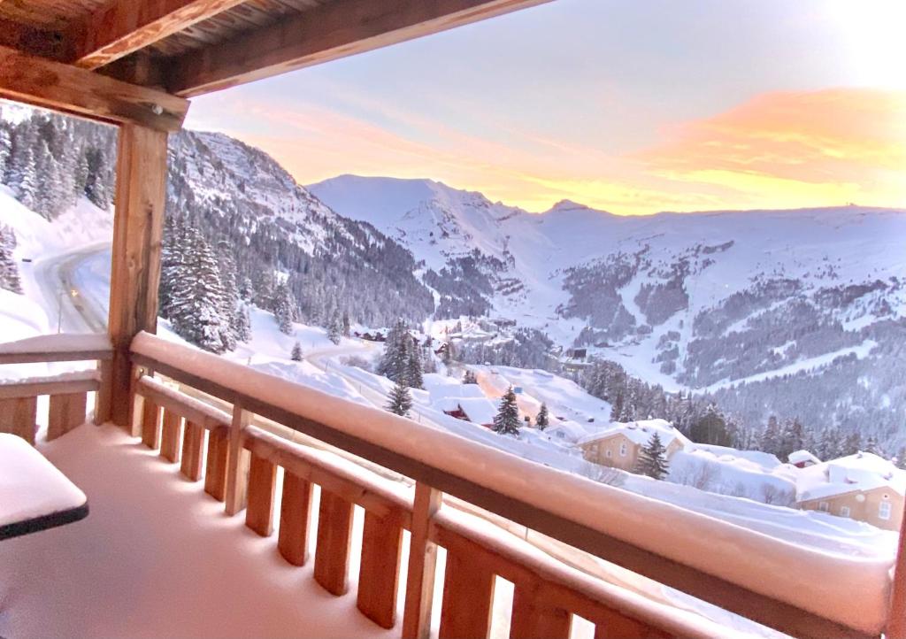 Habitación con vistas a una montaña nevada en Vue panoramique sur les montagnes plein Sud - T2 Skis aux pieds, Piscine & Spa, en Flaine