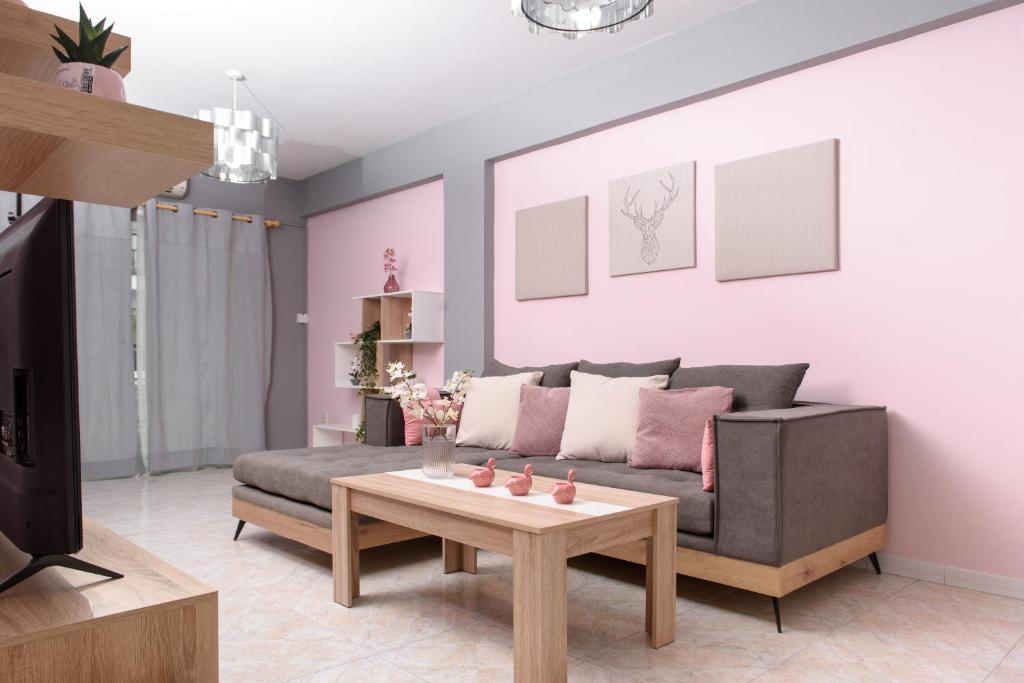 sala de estar con sofá y mesa en Callisto 3 Bedroom Apartment en Lárnaca