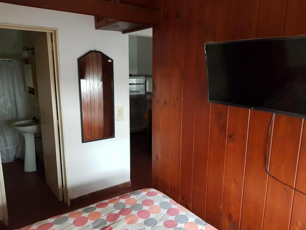 um quarto com uma televisão de ecrã plano na parede em Departamento Marta y Horacio em San Bernardo