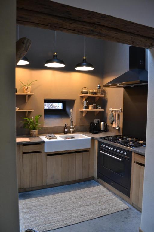 Kuchyň nebo kuchyňský kout v ubytování La petite Reuleau - Gites champêtre "LE FENIL" et "LA FERMETTE SAUNA "