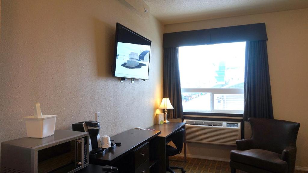 TV a/nebo společenská místnost v ubytování High Point Inn & Suites Peace River