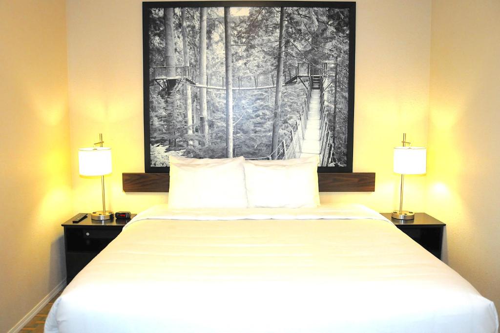 Postel nebo postele na pokoji v ubytování High Point Inn & Suites Peace River