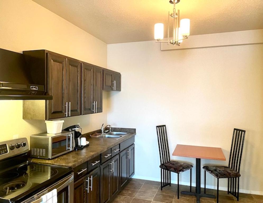 Kuchyň nebo kuchyňský kout v ubytování High Point Inn & Suites Peace River
