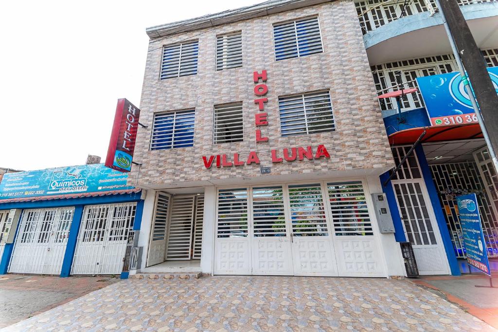 un edificio con un cartel de unión de la wla delante de él en Hotel Villa Luna del Llano, en Villavicencio