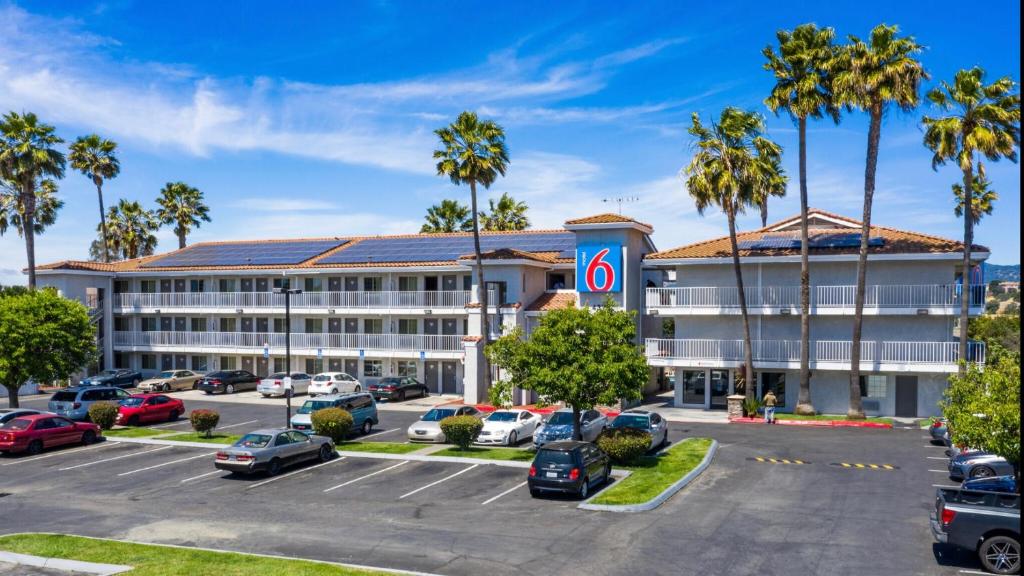 un hotel con coches estacionados en un estacionamiento en Motel 6-Fairfield, CA - Napa Valley, en Fairfield