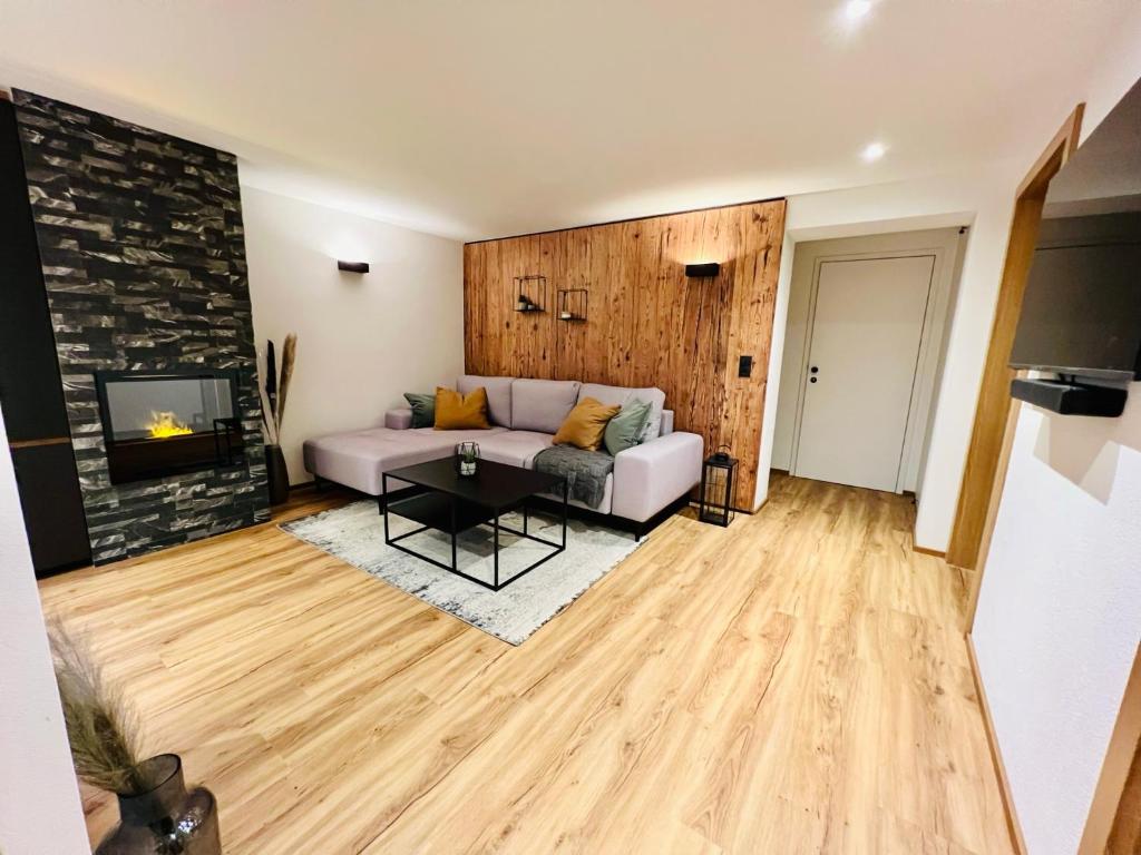 salon z kanapą i telewizorem w obiekcie Schöne Wohnung mit Ausblick, Sauna und Hot-Pot in Westendorf, Tirol w mieście Westendorf