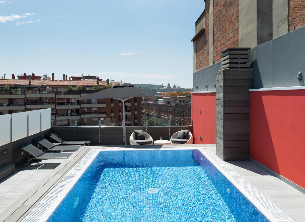 une piscine sur le toit d'un bâtiment dans l'établissement Catalonia Roma, à Barcelone