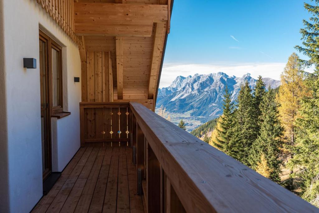 Vista generica sulle montagne o vista sulle montagne dall'interno dell'aparthotel