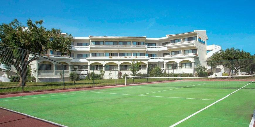 Tenis a/nebo squash v ubytování Hotel Niriides Beach nebo okolí