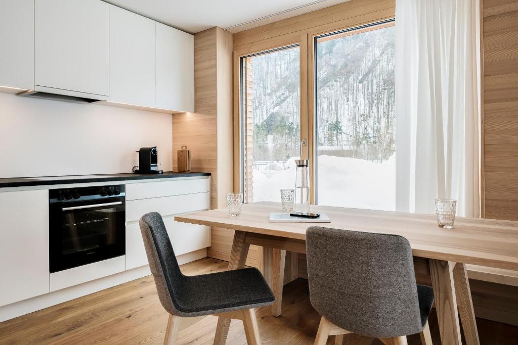 uma cozinha com mesa e cadeiras e uma janela em Gabriela Apartments em Mellau
