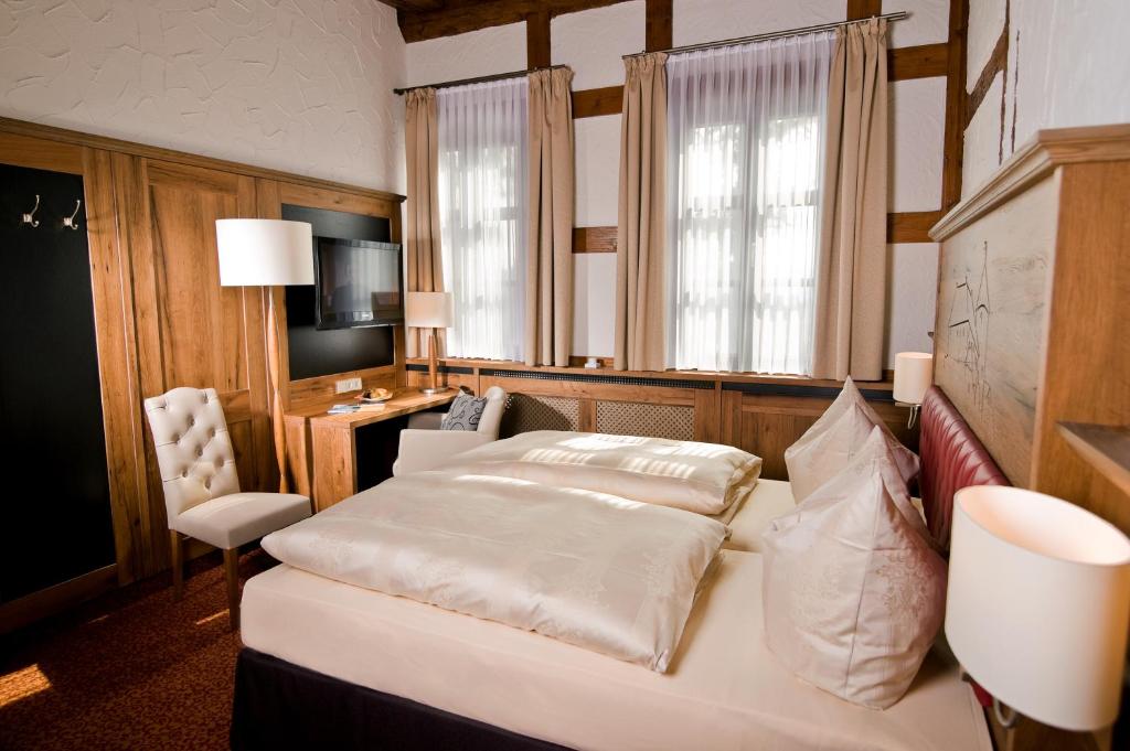 Postel nebo postele na pokoji v ubytování Burg Colmberg Hotel