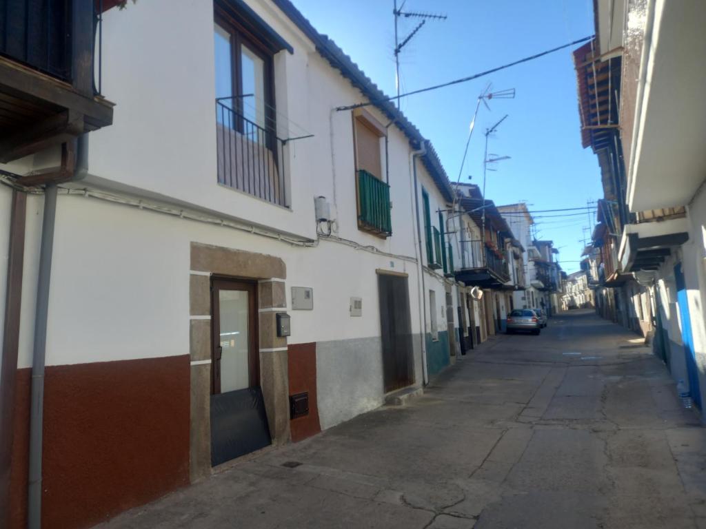 un callejón con un coche conduciendo por una calle en El Mullaero, en Aldeanueva del Camino