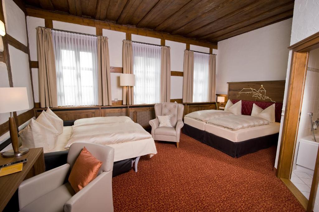 Postel nebo postele na pokoji v ubytování Burg Colmberg Hotel
