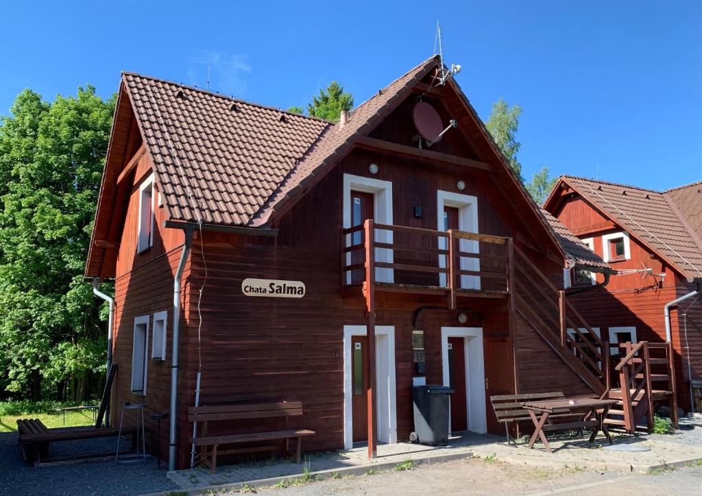 Casa de madera con porche y balcón en Chata Salma Jeseníky, en Dolní Moravice