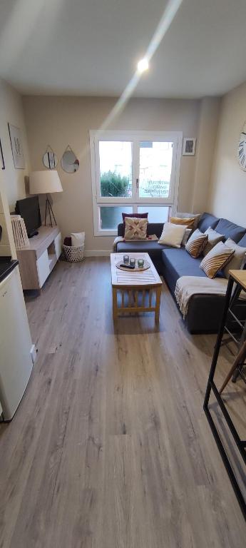 ビリャヌアにあるvilla cocoloのソファとテーブルのあるリビングルーム