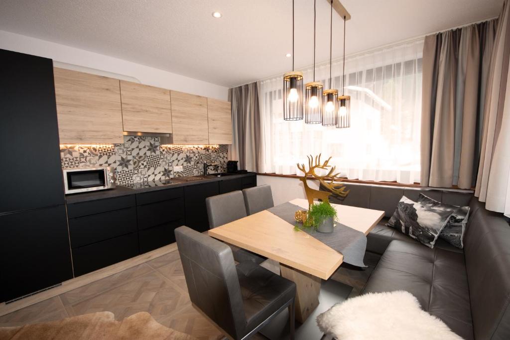Kuchyň nebo kuchyňský kout v ubytování K-Appartements Klösterle