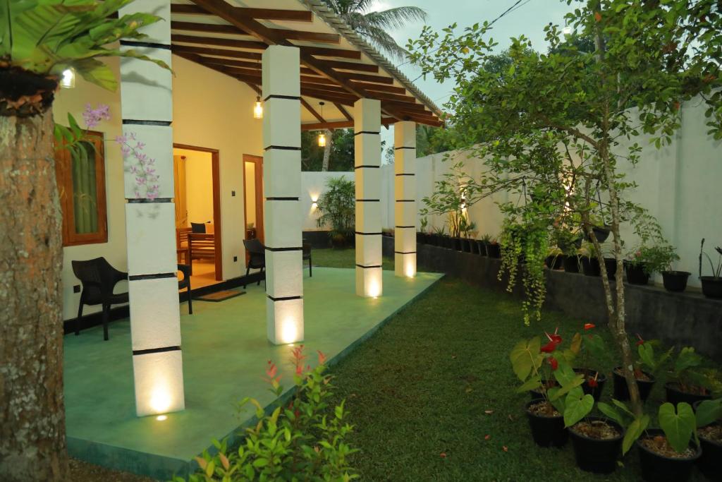 Villa Green Heaven Hikkaduwa في هيكادوا: ساحة منزل عليها انارة