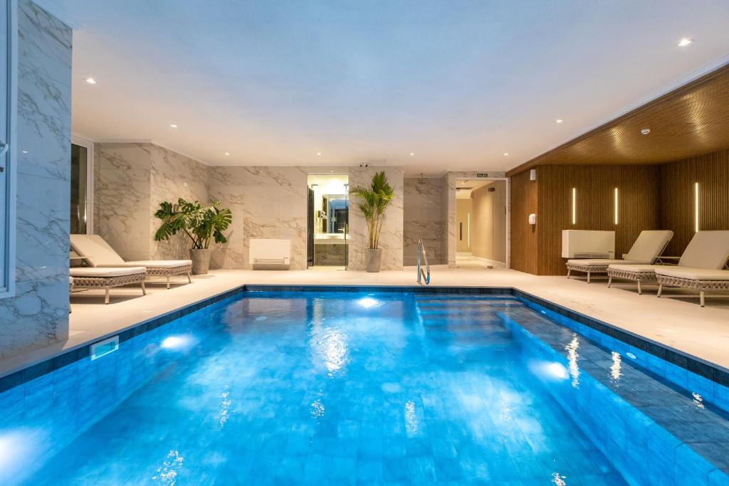 a large swimming pool in a hotel room at Hotel Solerios in Punta del Este