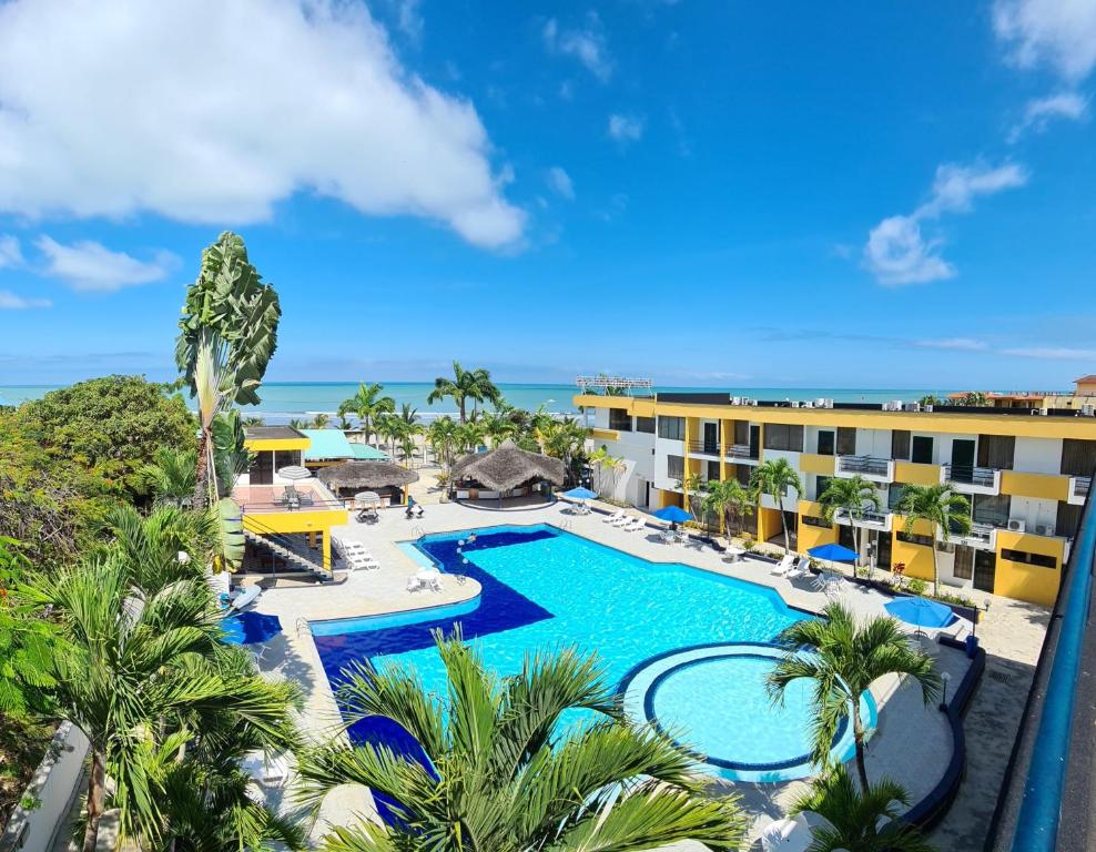 una vista aérea de un complejo con piscina en Hotel Club del Sol, en Atacames
