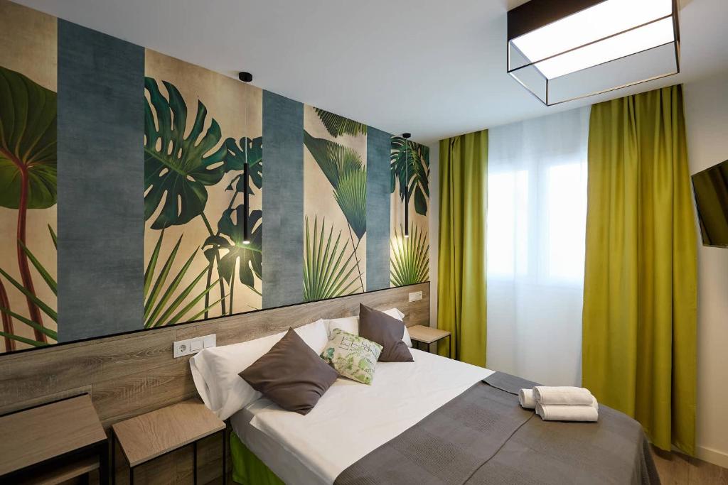 een slaapkamer met een groot bed en groene gordijnen bij Wayteko Boutique Hotel in Alicante