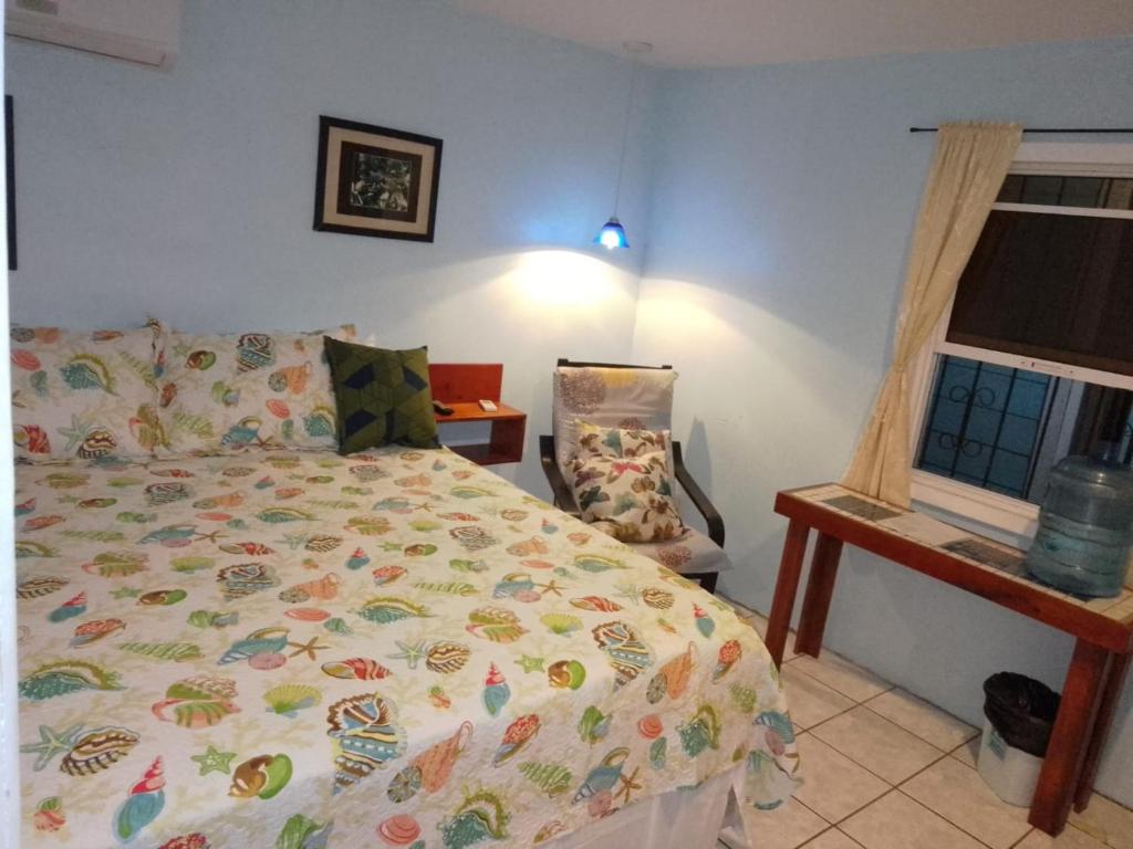 Postel nebo postele na pokoji v ubytování Mariposa Lodge