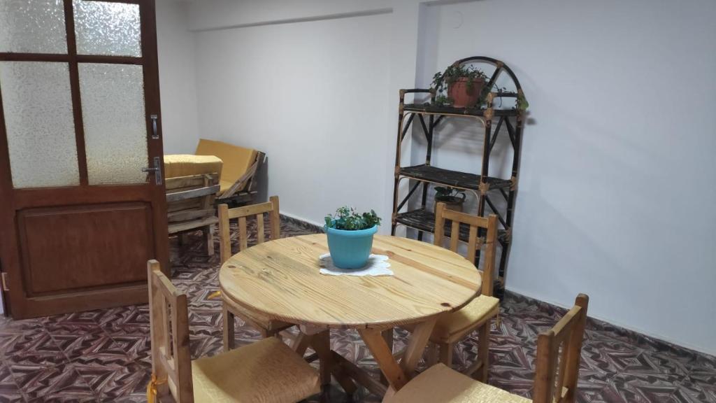 a room with a wooden table and chairs and a door at Edificio familiar con varios departamentos independientes in Sucre