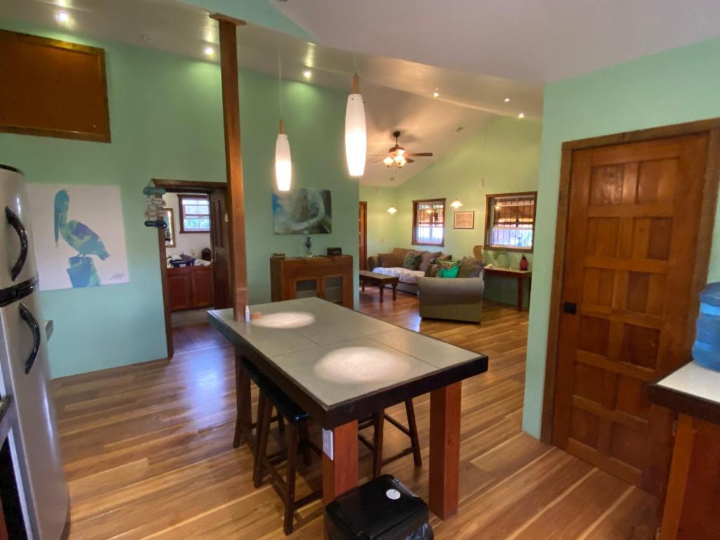 Kuchyň nebo kuchyňský kout v ubytování Mariposa Lodge