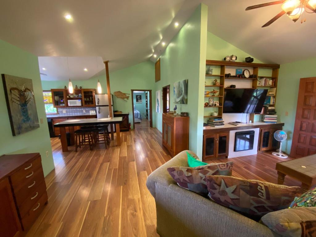 Fotografie z fotogalerie ubytování Mariposa Lodge v destinaci West End