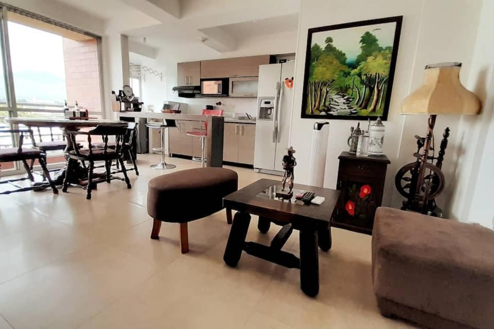 - un salon avec un canapé et une table dans l'établissement Espectacular apartamento via Cerritos 8 personas, à Pereira