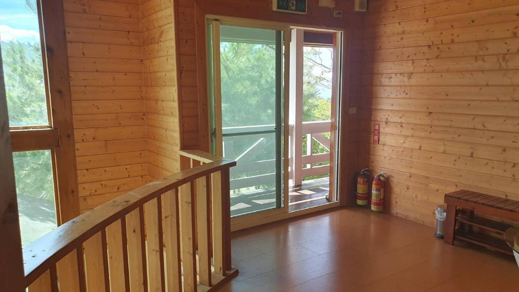 a room with a staircase and a window in a cabin at Yosemite Park B&amp;B in Ren&#39;ai