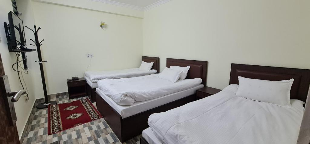 Postel nebo postele na pokoji v ubytování Pashupati View Hotel