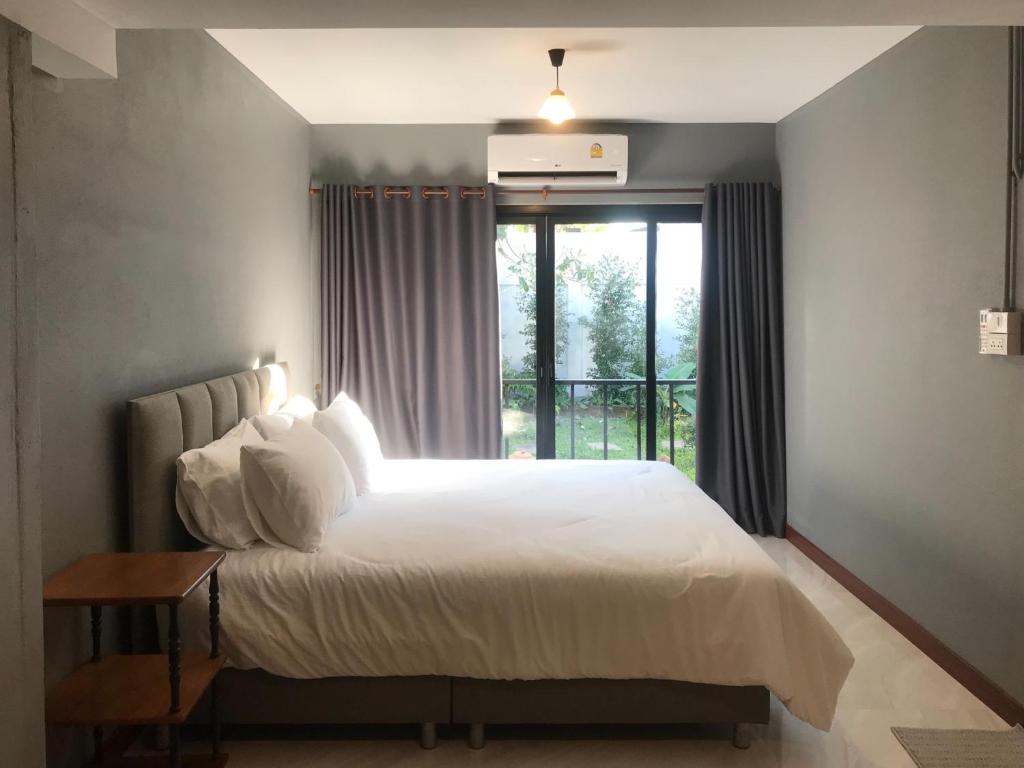Postel nebo postele na pokoji v ubytování Benja369 บ้านเบญจา