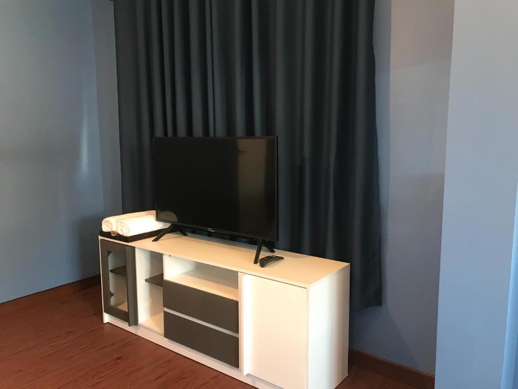 TV a/nebo společenská místnost v ubytování Benja369 บ้านเบญจา