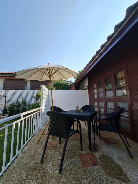 Balkón nebo terasa v ubytování Benja369 บ้านเบญจา