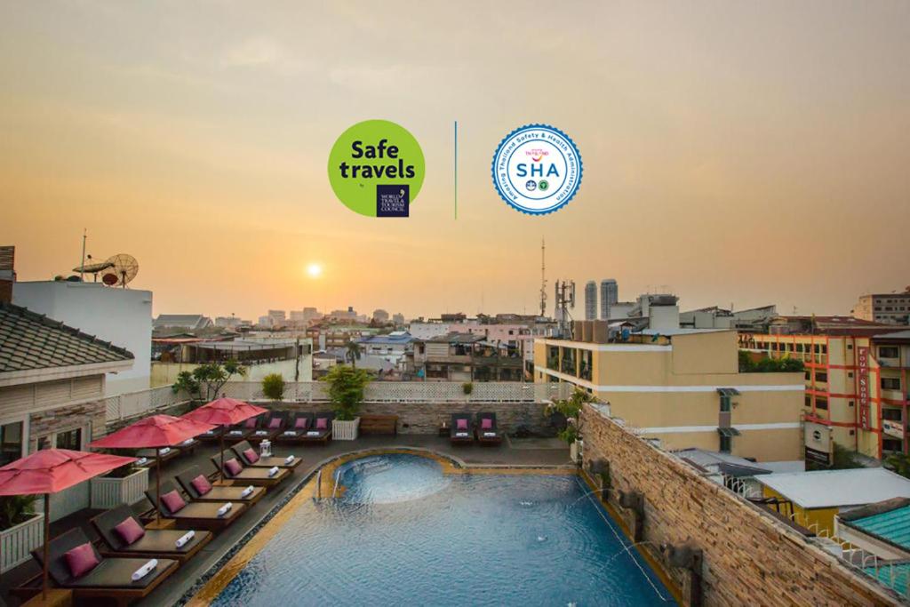 vista para uma piscina no topo de um edifício em Buddy Lodge, Khaosan Road em Bangkok