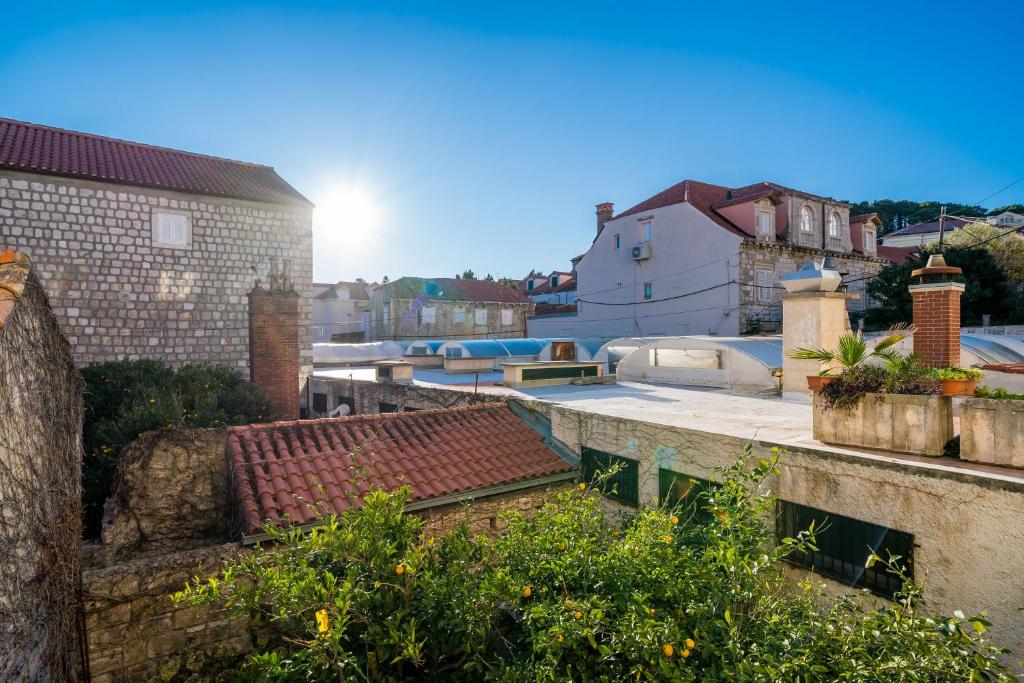 - une vue depuis le toit d'un bâtiment dans l'établissement Deluxe Rooms with a terrace view at Old City Gate, à Dubrovnik