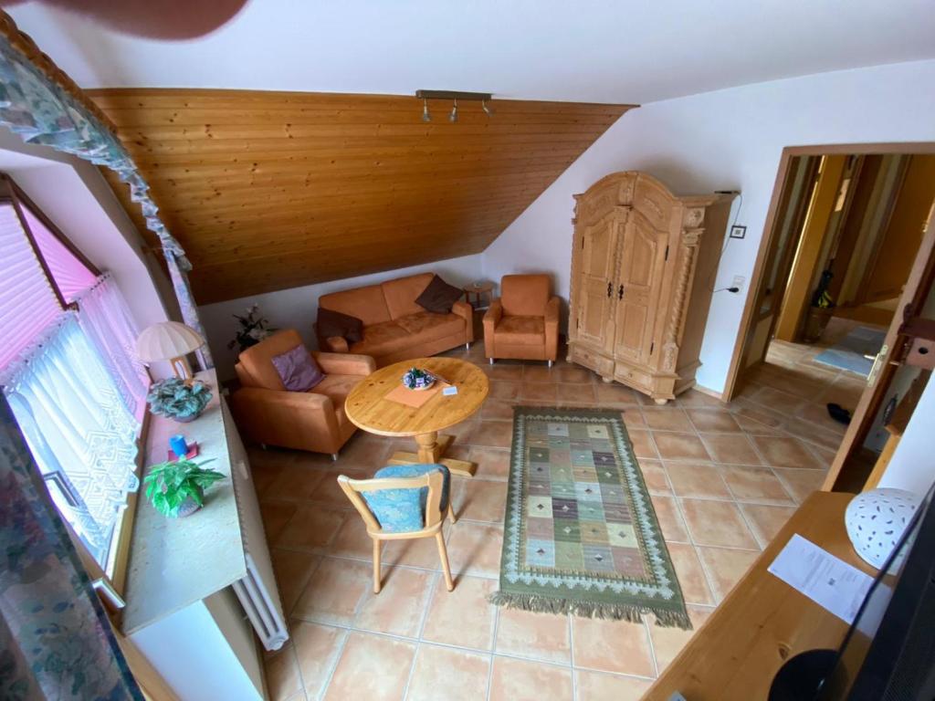 an overhead view of a living room with a table at Titiseehnsucht - Gemütliche Wohnung mit Parkplatz in Titisee-Neustadt