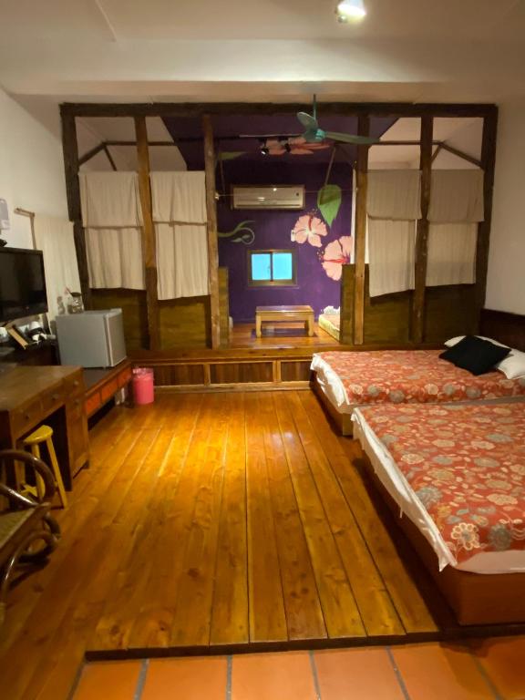 TV a/nebo společenská místnost v ubytování Good Harvest B&B