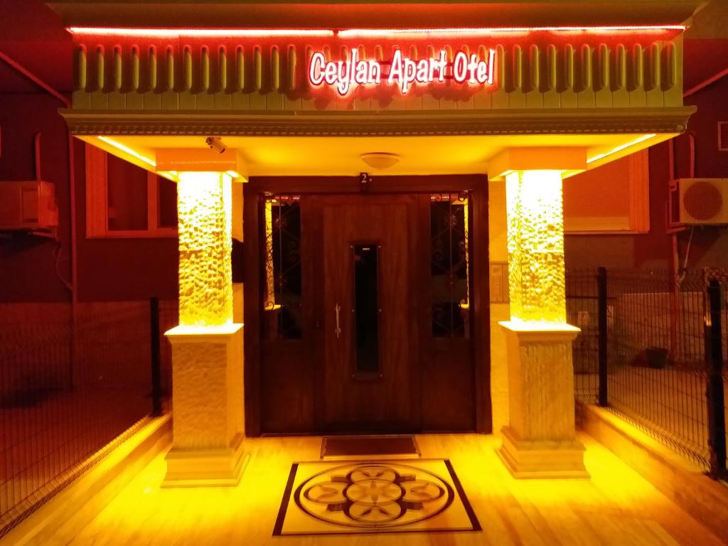 Ceylan Apart Otel في تكيرداغ: باب امام مطعم عليه لافته عليه