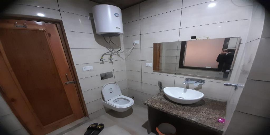 Koupelna v ubytování Hotel Zoon Dabb Srinagar airport kashmir