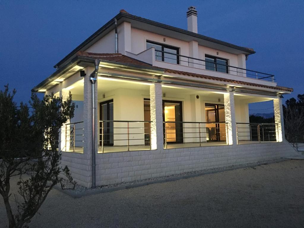 Budova, kde se vila nachází