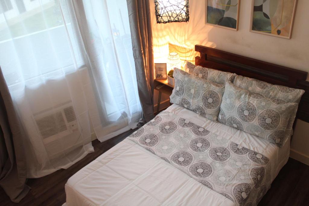 Un pat sau paturi într-o cameră la A2J Huge Modern Luxury 2BR Balcony Suite Near Ever Gotesco