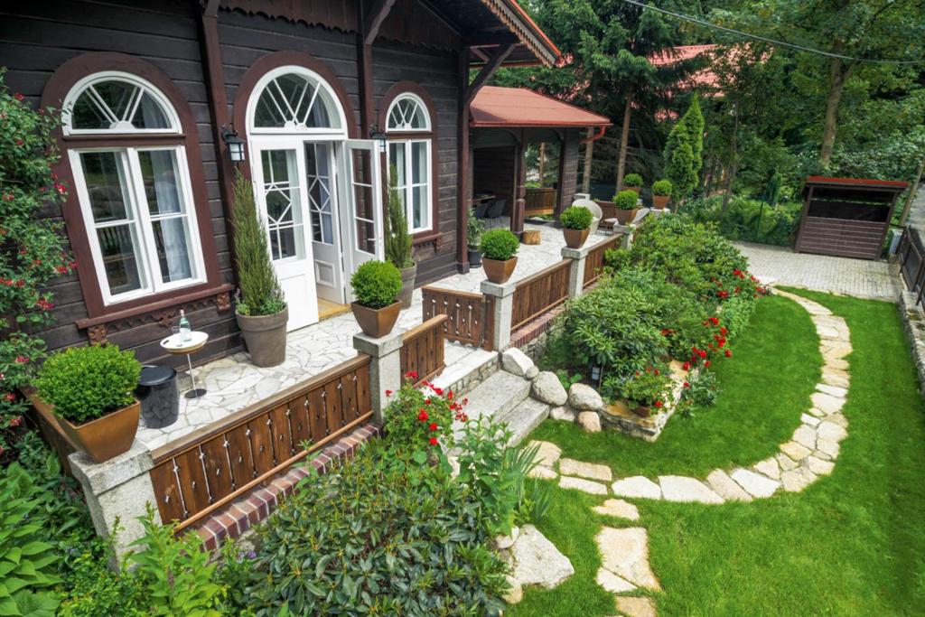カルパチにあるDom Karpaczの鉢植えの庭と家